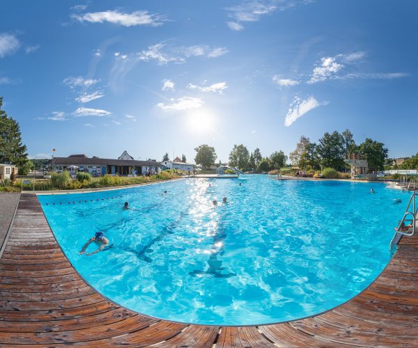 Das Freibad Grasleben bietet seinen Besuchern Schwimmbecken und Planschbecken gefüllt mit Salzsole anstatt Chlorwasser.
